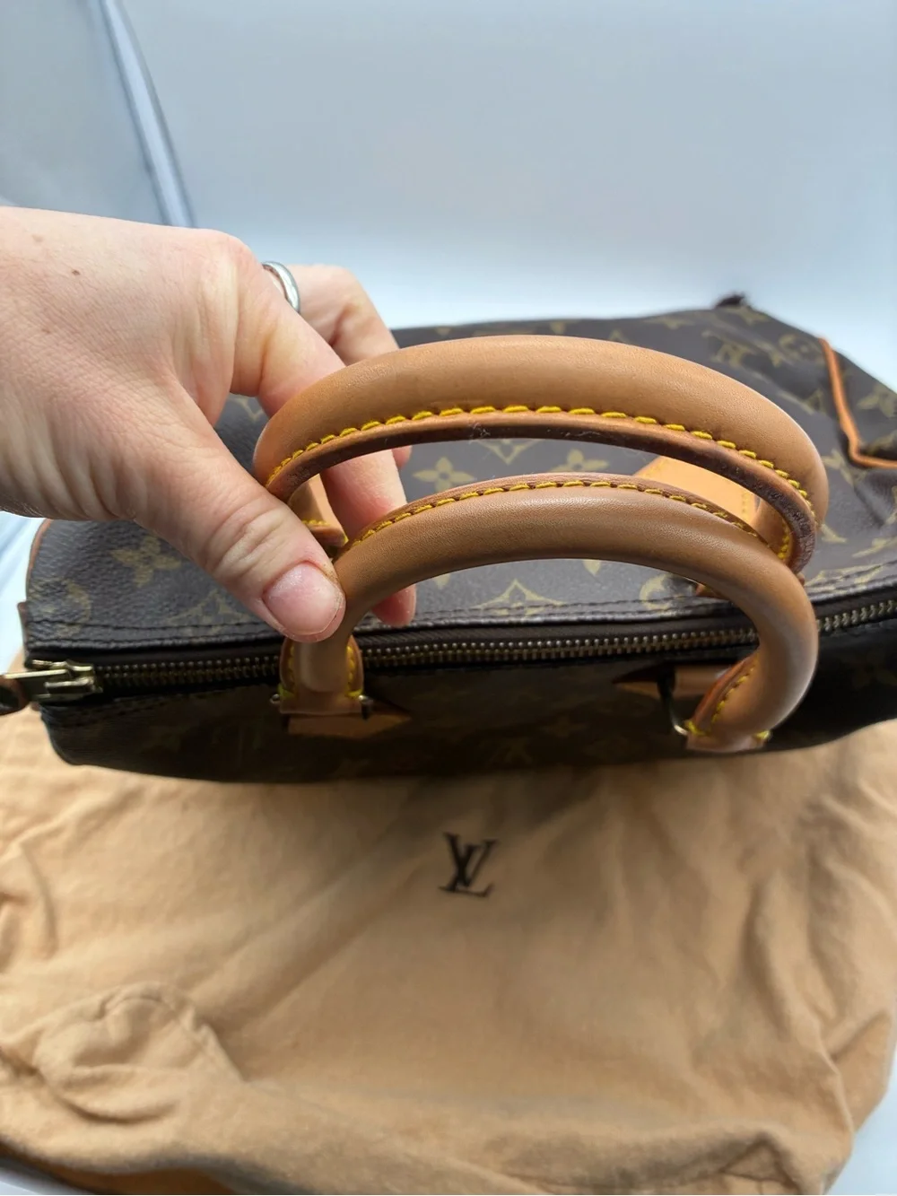 Louis Vuitton Monogram speedy 25 bag with LV dust bag & lock & key discontinued